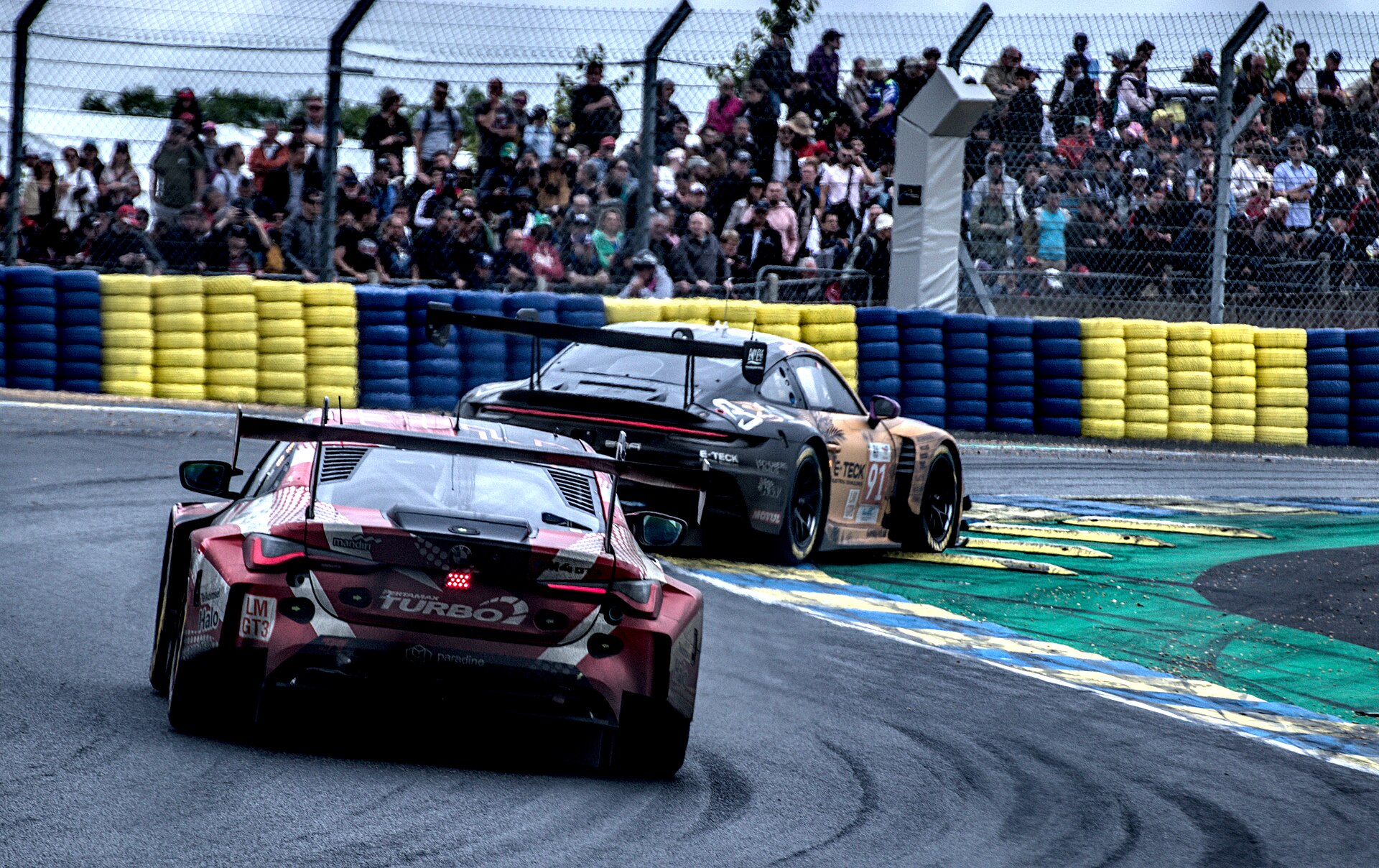 2024 24 Hours of Le Mans (54094298276) – Archiv 2024 · GT-Feld und Zuschauer, Le Mans